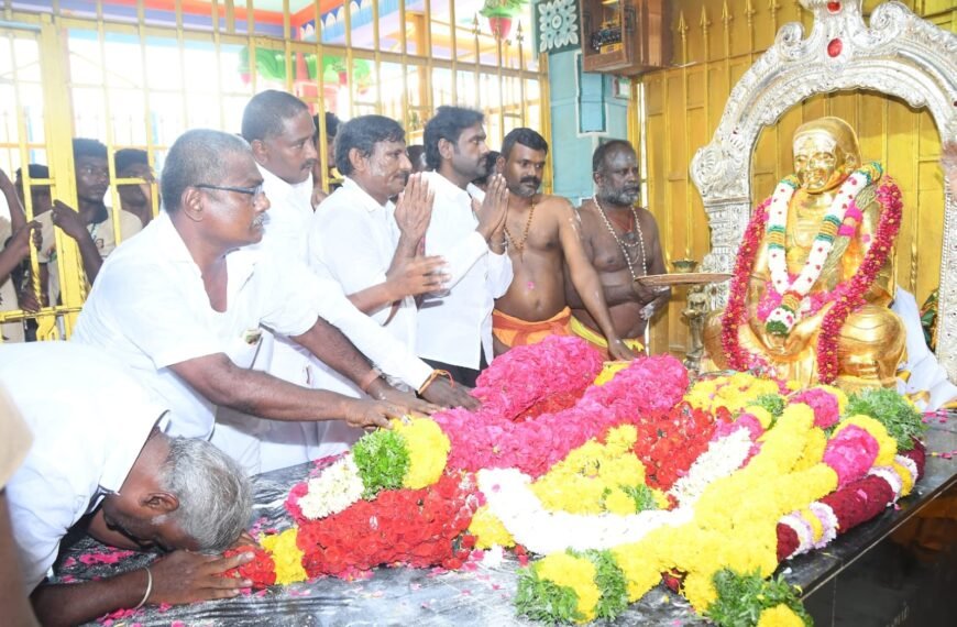 முத்துராமலிங்க தேவரின் 63வது குருபூஜை முன்னிட்டு திருவுருவ சிலைக்கு மாலை அணிவித்து மரியாதை செலுத்திய செய்தி