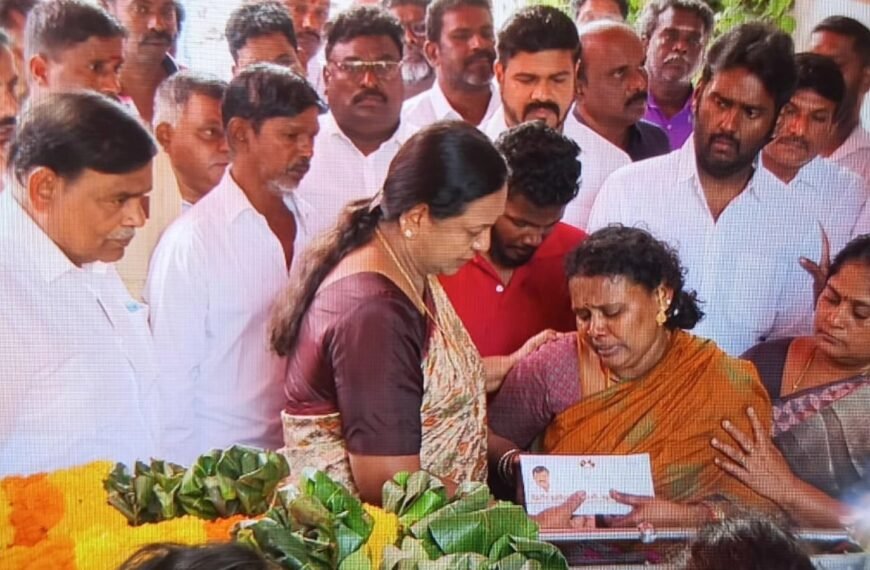 முன்னாள் கழக தொண்டர் அணி செயலாளரும், கழக தேர்தல் பணிக்குழு செயலாளருமான திரு.S.கணேசன் அவர்களின் மறைவிற்கு நேரில் சென்று அஞ்சலி செலுத்தினார்.